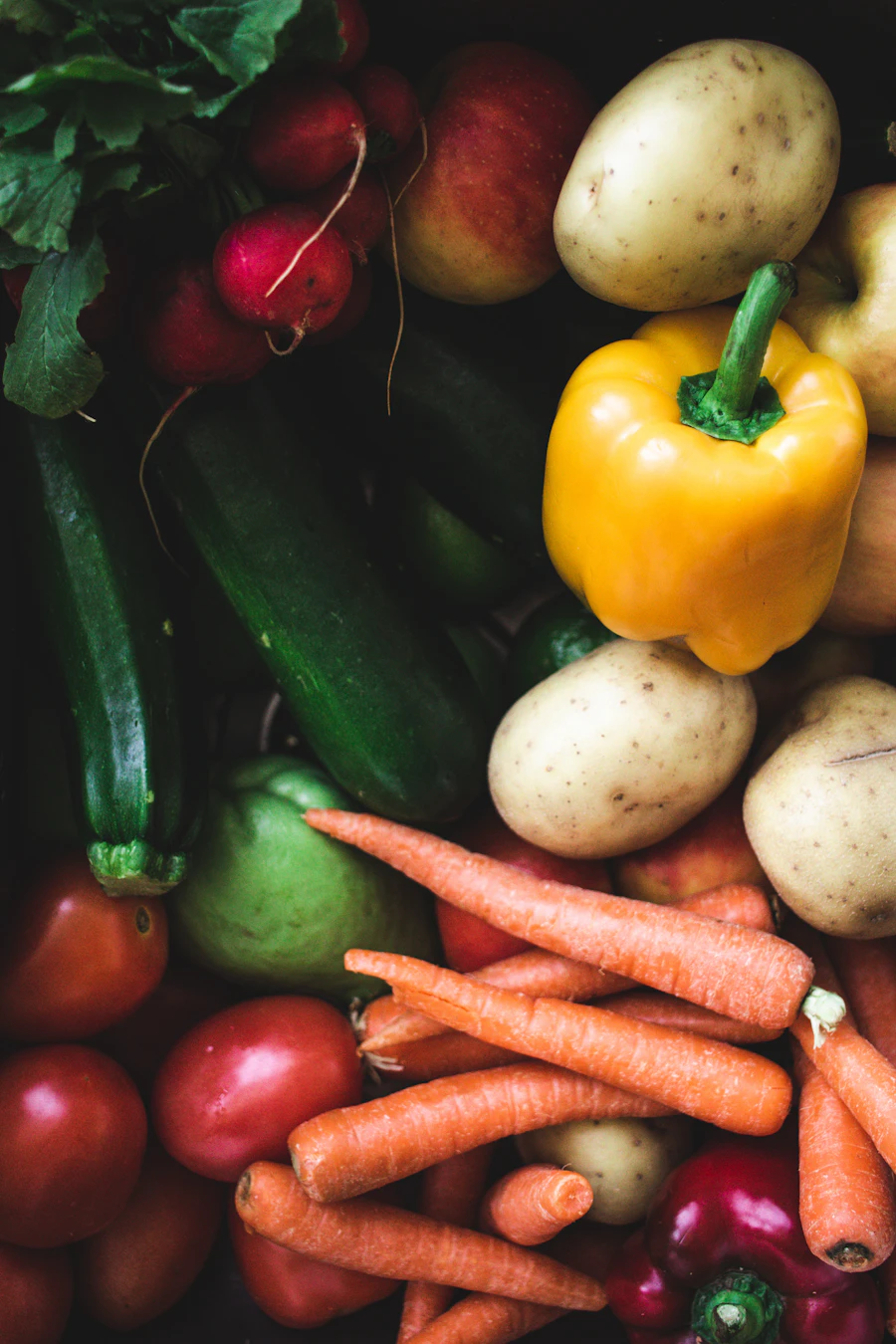 Colourful array of fresh anti-inflammatory vegetables including broccoli and peppers